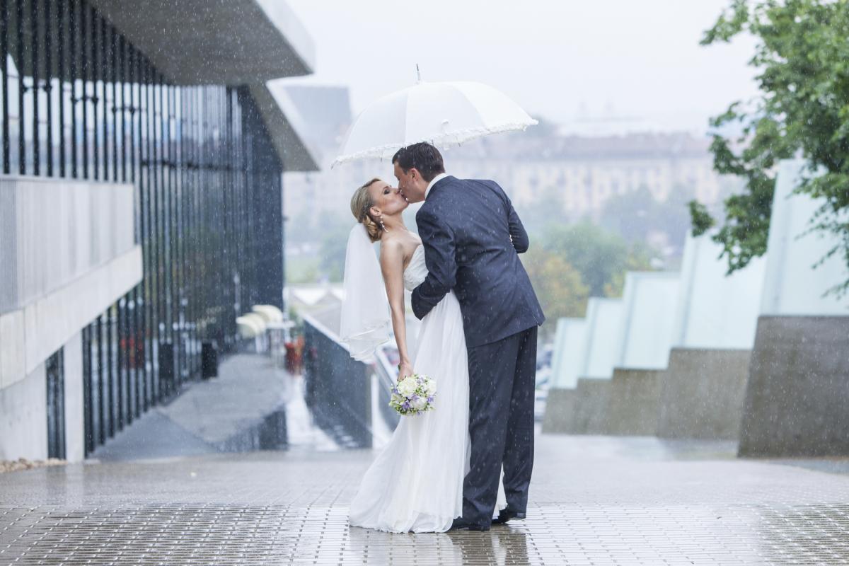 rainy wedding