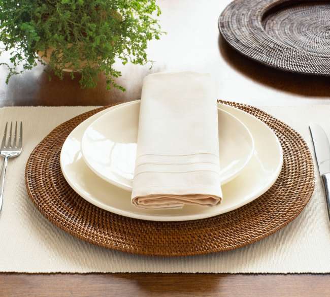Simple charger plate